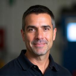 Retrato de Juan Pérez, fundador y especialista en motores de Eterna Gear.